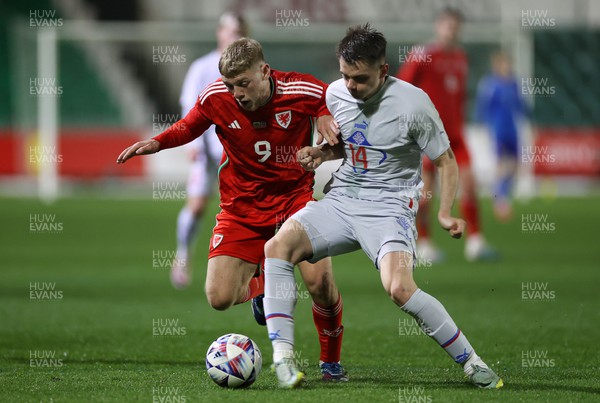 161123 - Wales U21s v Iceland U21s - UEFA U21s Qualifying Round - Joshua Thomas of Wales is challenged by Hlynur Freyr Karlsson of Iceland 