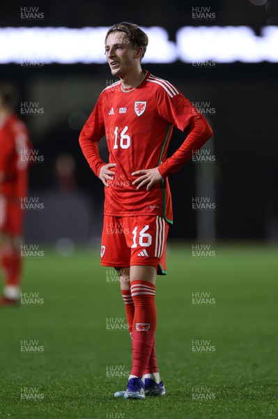 161123 - Wales U21s v Iceland U21s - UEFA U21s Qualifying Round - Charlie Savage of Wales 