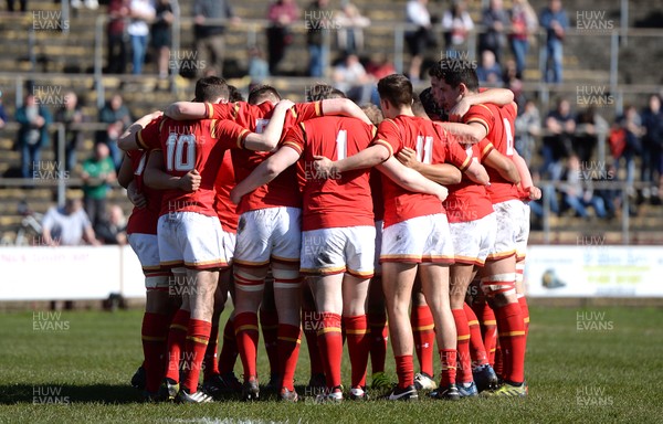 260317 - Wales Under 18 v England Under 18 - Wales huddle