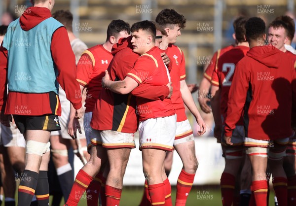 260317 - Wales Under 18 v England Under 18 - Wales players celebrate win