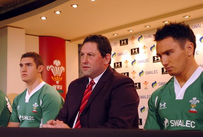 29.01.09 - Wales under 20 Rugby Head Coach Phil Davies names players to lead Wales' Under 20s Six Nations bid, pictured alongside Captain James Thomas (L) and vice Captain, Kristian Phillips 