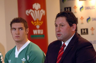 29.01.09 - Wales under 20 Rugby Head Coach Phil Davies names players to lead Wales' Under 20s Six Nations bid, pictured alongside Captain James Thomas 
