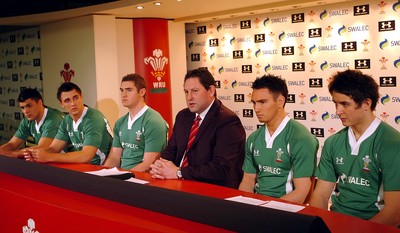 29.01.09 - Wales under 20 Rugby Head Coach Phil Davies names players to lead Wales' Under 20s Six Nations bid (L-R) Ashley Sweet, Ashley Beck, James Thomas (Capt), Phil Davies, Kristian Phillips, Rhys Downs 