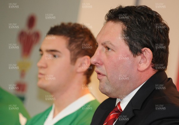 29.01.09 - Wales under 20 Rugby Head Coach Phil Davies names players to lead Wales' Under 20s Six Nations bid, pictured alongside Captain James Thomas 