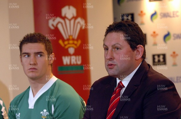 29.01.09 - Wales under 20 Rugby Head Coach Phil Davies names players to lead Wales' Under 20s Six Nations bid, pictured alongside Captain James Thomas 
