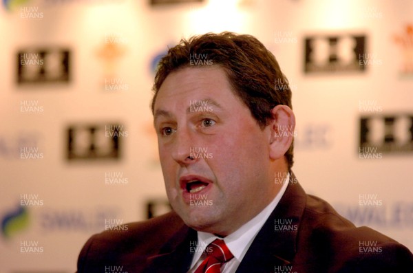 29.01.09 - Wales under 20 Rugby Head Coach Phil Davies names players to lead Wales' Under 20s Six Nations bid, pictured alongside Captain James Thomas 