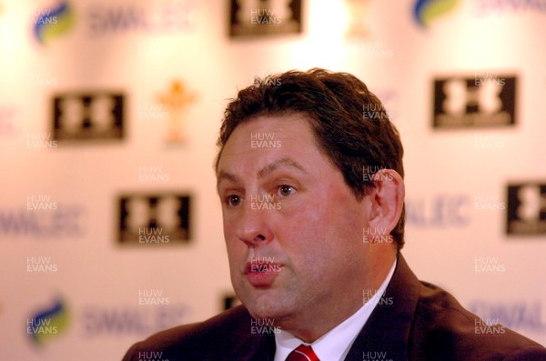 29.01.09 - Wales under 20 Rugby Head Coach Phil Davies names players to lead Wales' Under 20s Six Nations bid, pictured alongside Captain James Thomas 