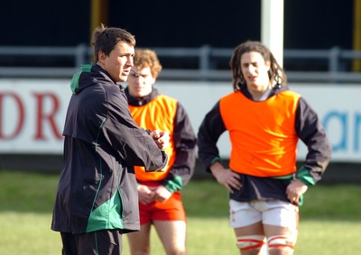 10.02.09 -Wales Under 20 training  Rob Hoadley defence coach talks with the team 