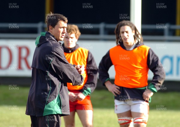 10.02.09 -Wales Under 20 training  Rob Hoadley defence coach talks with the team 