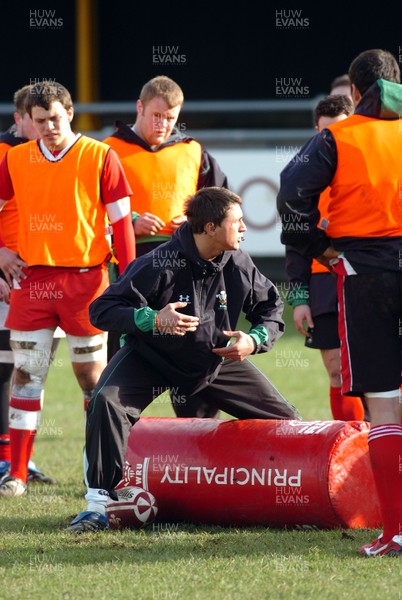 10.02.09 -Wales Under 20 training  Rob Hoadley defence coach talks with the team 