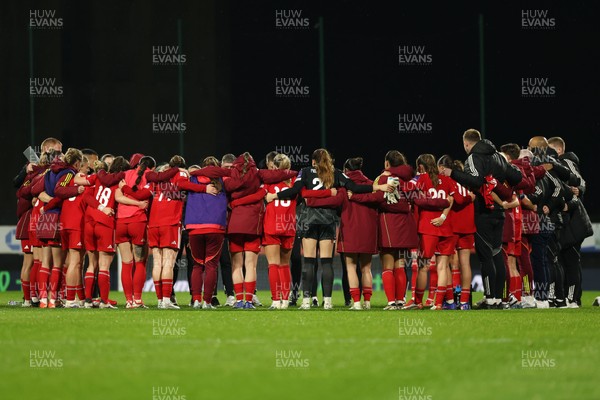 140426 - Wales v Albania - 2027 FIFA Women's World Cup Qualifying - The Wales team huddle following victory