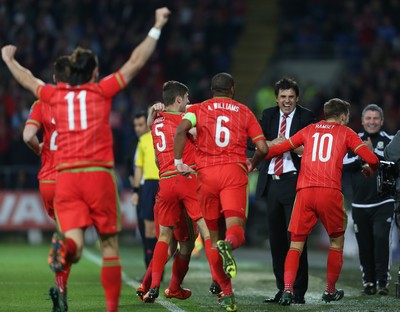 131015 - Wales v Andorra, UEFA European Championship Qualifier - Wales manager Chris Coleman celebrates with his players after Aaron Ramsey of Wales scores goal