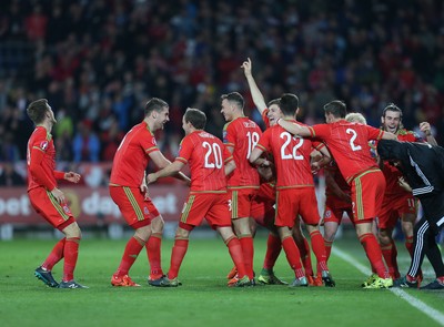 131015 - Wales v Andorra, UEFA European Championship Qualifier - Wales players celebrate after Aaron Ramsey of Wales scores goal