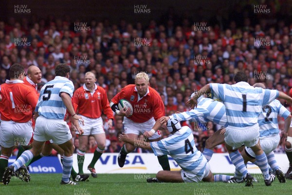 011099 - Wales v Argentina - Rugby World Cup - Scott Quinnell of Wales takes on Ignacio Fernandez Lobbe