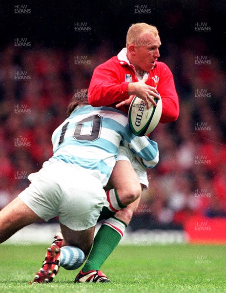 011099 - Wales v Argentina - Rugby World Cup - Neil Jenkins of Wales is tackled by Gonzalo Quesada