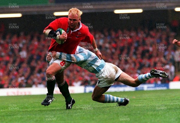 011099 - Wales v Argentina - Rugby World Cup - Scott Quinnell of Wales is tackled by Lucas Ostiglia