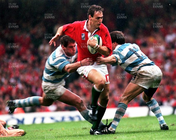 011099 - Wales v Argentina - Rugby World Cup - Jason Jones-Hughes is tackled by Eduardo Simone (right) and Lucas Ostiglia