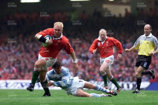 011099 - Wales v Argentina - Rugby World Cup - Scott Quinnell slips a tackle by Gonzalo Quesada