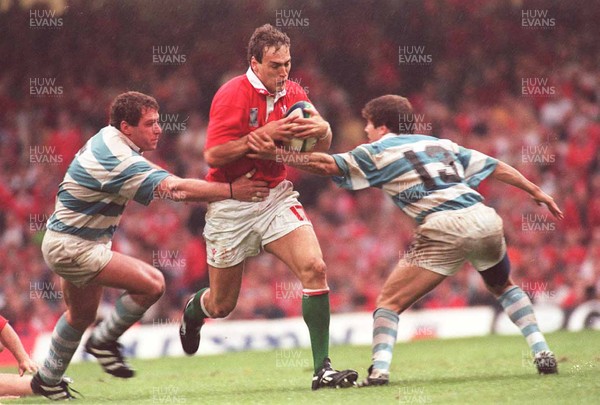 1-10-99 Wales v ArgentinaJason Jones-Hughes attacks