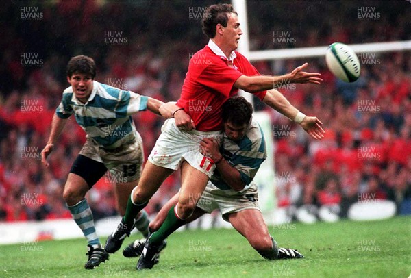 011099 - Wales v Argentina - Rugby World Cup - Scott Gibbs' replacement Jason Jones-Hughes passes as he is tackled