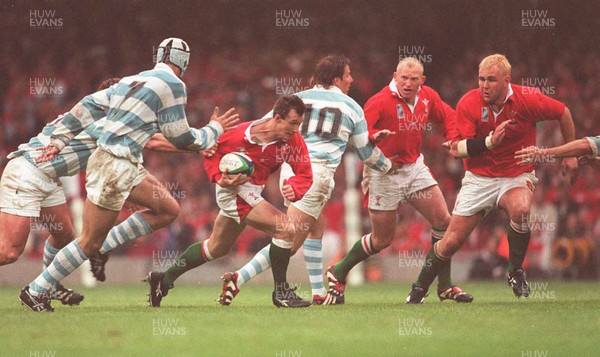 1-10-99 Wales v ArgentinaRob Howley darts past Lucas Ostiglia, after feeding No 10 Gonzalo Quesada a dummy