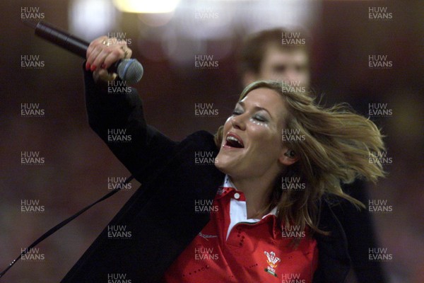 011099 - Wales v Argentina - Rugby World Cup - Cerys Matthews of Catatonia at the opening ceremony of Rugby World Cup