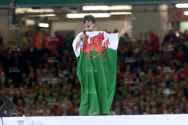 011099 - Wales v Argentina - Rugby World Cup - Shirley Bassey sings at the opening ceremony of Rugby World Cup