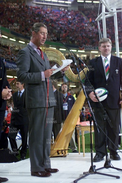 011099 - Wales v Argentina - Rugby World Cup - Prince Charles opens the event watched by former Wales captain Gwyn Jones