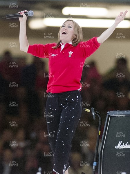 011099 - Wales v Argentina - Rugby World Cup - Cerys Matthews of Catatonia at the opening ceremony of Rugby World Cup