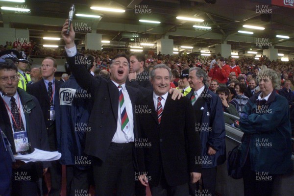 011099 - Wales v Argentina - Rugby World Cup - Barry John (left) and Gareth Edwards at the beginning of the game