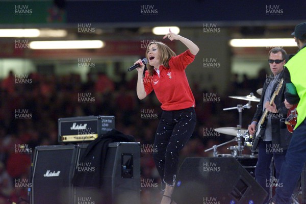 011099 - Wales v Argentina - Rugby World Cup - Cerys Matthews of Catatonia performing at the opening ceremony