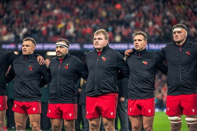 091125 - Wales v Argentina - Quilter Nations Series - Wales Players look on during the minutes silence 