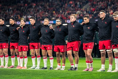 091125 - Wales v Argentina - Quilter Nations Series - Wales Players look on during the minutes silence 