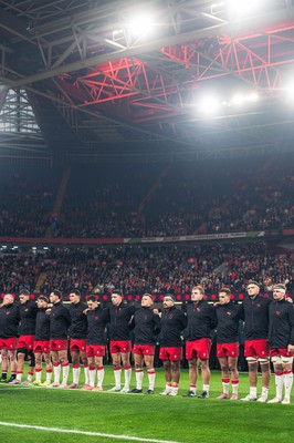 091125 - Wales v Argentina - Quilter Nations Series - Players pay their respects during the minutes silence to mark Remembrance Sunday 