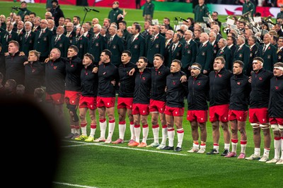 091125 - Wales v Argentina - Quilter Nations Series - Wales players sing the national anthem 
