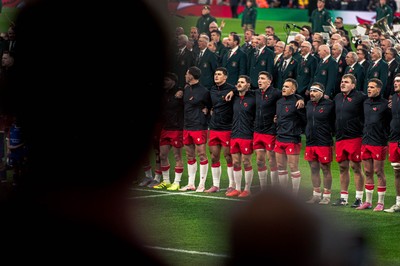 091125 - Wales v Argentina - Quilter Nations Series - Wales players sing the national anthem 