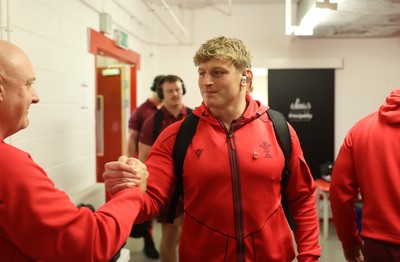 091125 - Wales v Argentina - Quilter Nations Series - Jac Morgan of Wales arrives at the stadium