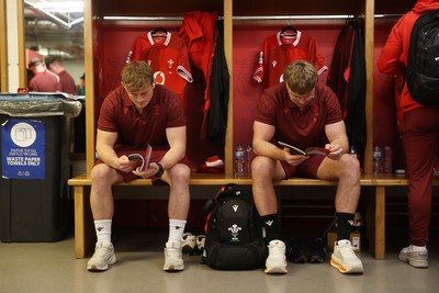 091125 - Wales v Argentina - Quilter Nations Series - Jac Morgan and Aaron Wainwright of Wales arrive at the stadium