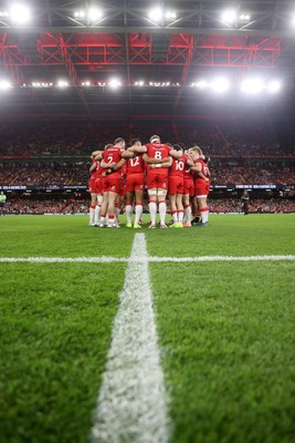 091125 - Wales v Argentina - Quilter Nations Series - Wales team huddle before the game