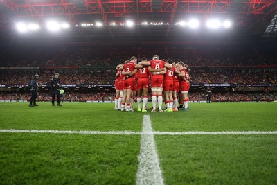 091125 - Wales v Argentina - Quilter Nations Series - Wales team huddle before the game