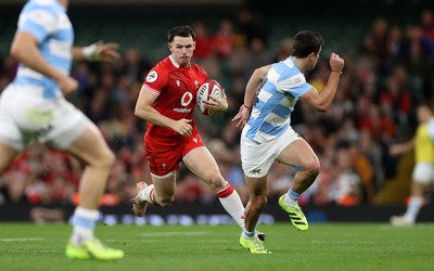 091125 - Wales v Argentina - Quilter Nations Series - Tom Rogers of Wales makes a break