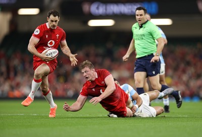 091125 - Wales v Argentina - Quilter Nations Series - Jac Morgan of Wales off loads the ball to Tomos Williams who runs in to score a try
