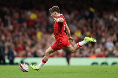 091125 - Wales v Argentina - Quilter Nations Series - Dan Edwards of Wales kicks the conversion