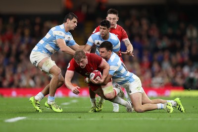 091125 - Wales v Argentina - Quilter Nations Series - Jac Morgan of Wales is tackled by Simon Cruz Benitez and Geronimo Prisciantelli of Argentina 