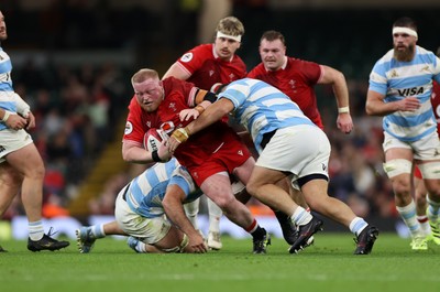 091125 - Wales v Argentina - Quilter Nations Series - Keiron Assiratti of Wales is tackled by Julian Montoya and Pedro Delgado of Argentina 