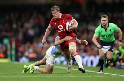 091125 - Wales v Argentina - Quilter Nations Series - Jac Morgan of Wales is tackled by Geronimo Prisciantelli of Argentina 