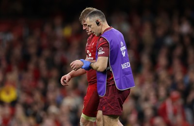 091125 - Wales v Argentina - Quilter Nations Series - Jac Morgan of Wales leaves the field injured after scoring a try