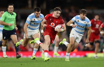 091125 - Wales v Argentina - Quilter Nations Series - Dan Edwards of Wales makes a break