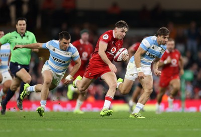 091125 - Wales v Argentina - Quilter Nations Series - Dan Edwards of Wales makes a break