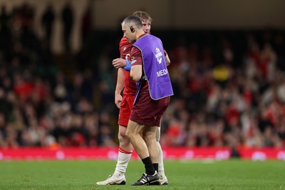 091125 - Wales v Argentina - Quilter Nations Series - Jac Morgan of Wales leaves the field injured after scoring a try
